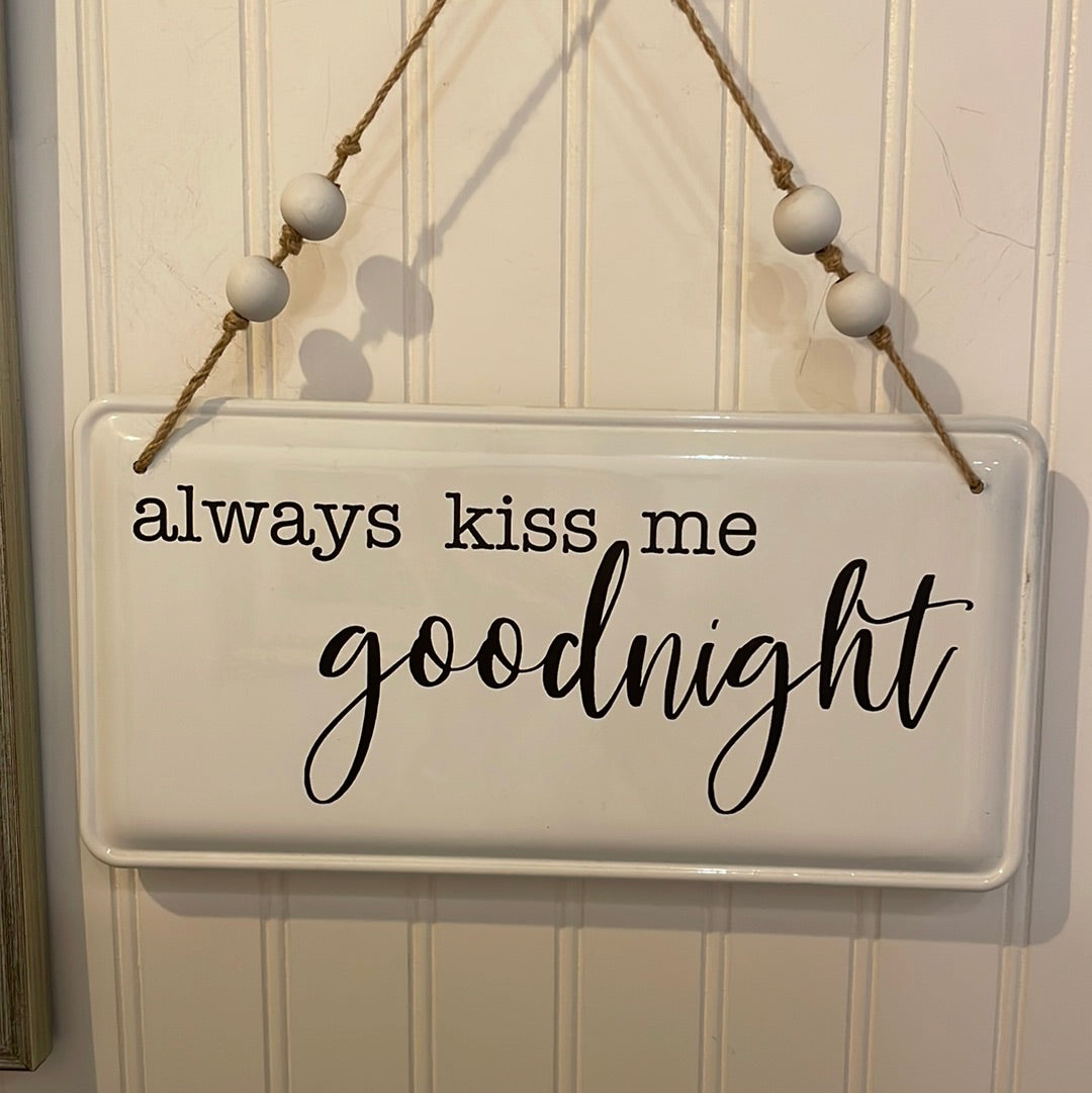 Hanging Sign - Kiss Goodnight
